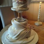 کیک عروسی سه طبقه گل برجسته زیبا